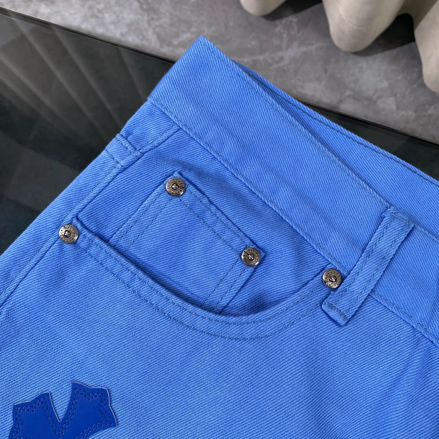 P250 chrome hearts Miami Drake limited edition blue jeans vi Top heavy industry fashionable design] Consistent high street luxury style creation. Speaking of this style, the Zangyin family and GU family are definitely the leading representative brands. Especially the Zangyin family has really achieved a state-of-the-art effect in creating high street style. The unique washed material is used to create this style. The color system is quite eye-catching. After it is decorated with patchwork cross flowers, it cleverly highlights the charm of the brand. Secondly, this style uses classic The classic high-waist cutting design highlights the long legs and fashionable temperament of the upper body. The brand is highly recognizable and the slim fit configuration is more suitable for daily wear. It is a product that interprets personality, fashion, and specifications at a glance. This single product is enough to make any fan excited. It can be a white T-shirt for youthful preppy style, or a tight suspender for lady style. It has strong matching ability and can be easily controlled by men.  [Materials and craftsmanship] Needless to say, this point goes without saying. As an excellent craftsman brand, Zangyin’s requirements for details and craftsmanship are really perfect. The washed color of this model has gone through so many processes, not to mention the embellishment of denim appliques. It is also purely hand-made and sewn. Just like what they believe in, only hand-made things have soul and have the meaning of wear. A top-notch heavy-duty fashionable denim item, I look forward to your perfect interpretation! !  Size:28-36